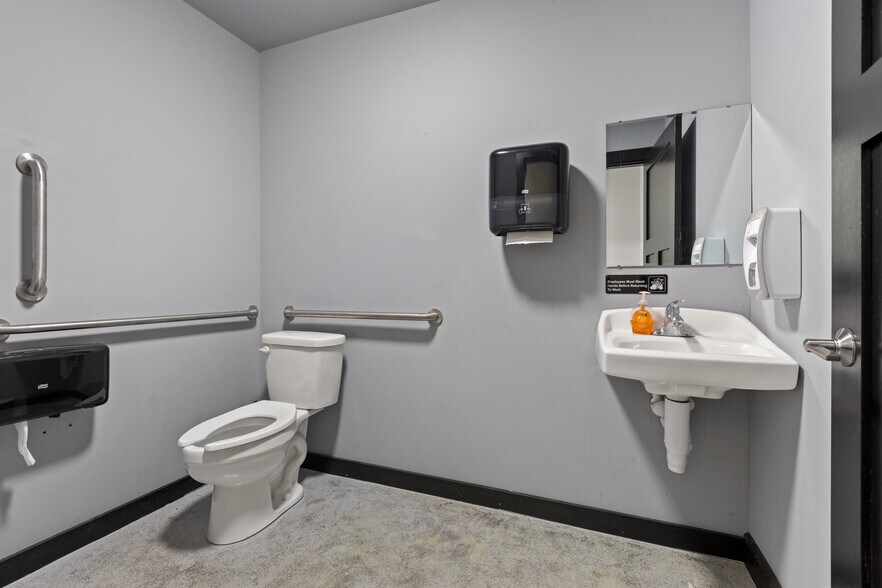 More Photos Of 218 N Main St, Beaver Dam General Retail For Sale