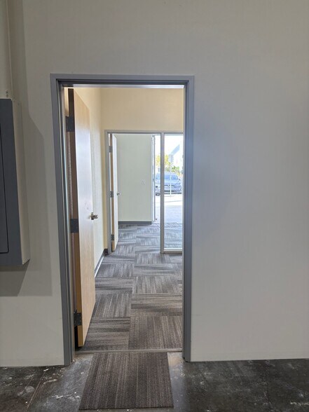 More Photos Of 1385 Pama Ln, Las Vegas Warehouse For Lease