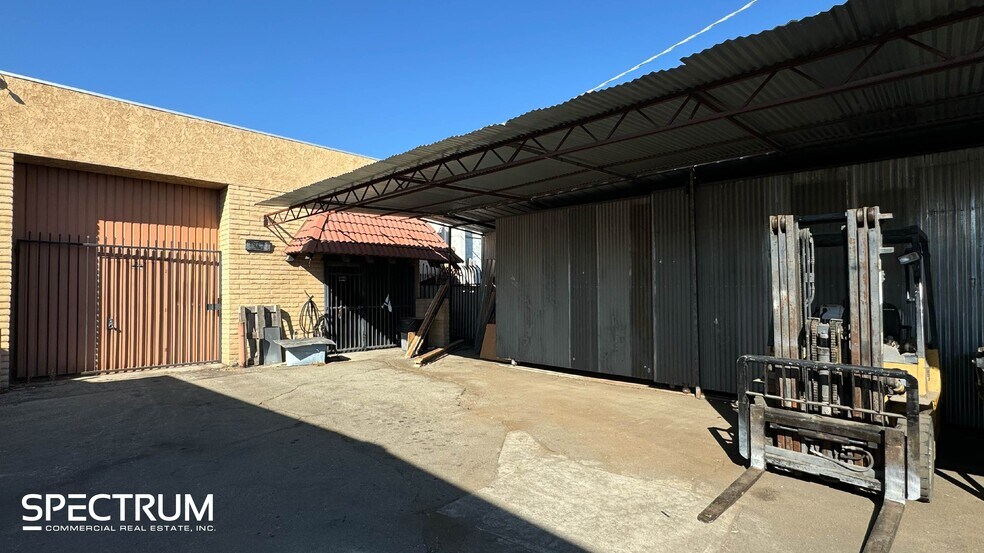 More Photos Of 16131 Valerio St, Van Nuys Warehouse For Lease