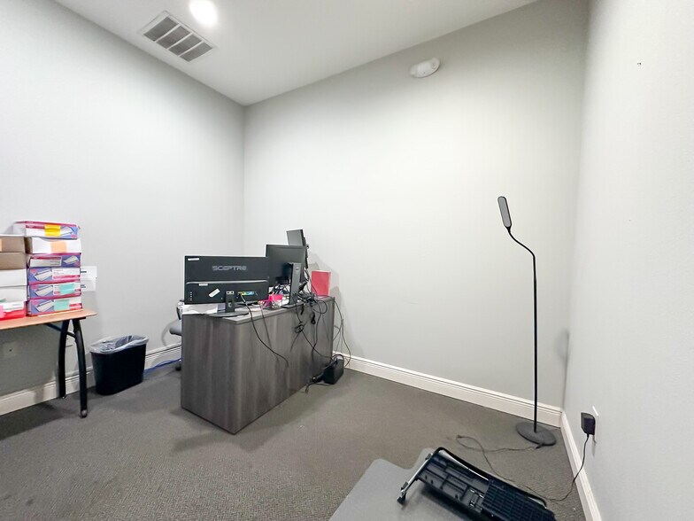 More Photos Of 180 Fitzgerald Rd, Lakeland Office For Sale