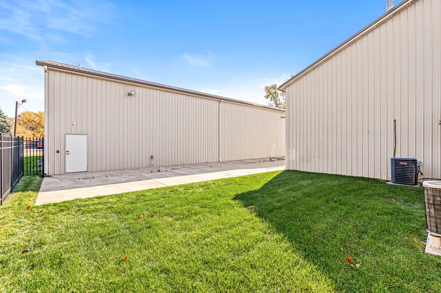 More Photos Of 2601 E 56th St, Indianapolis Research And Development For Lease