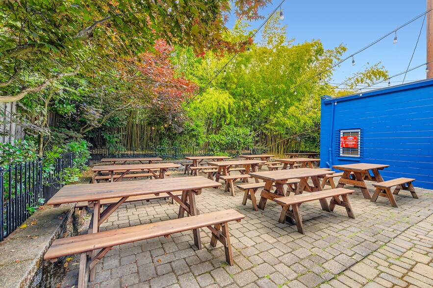 More Photos Of 4343 SE Hawthorne Blvd, Portland Restaurant For Sale