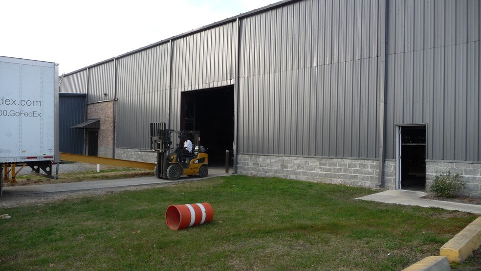 More Photos Of 1576 Old Fannin Rd, Brandon Warehouse For Lease