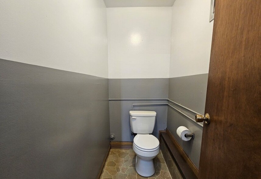 More Photos Of 97 East Ave, Newark General Retail For Sale