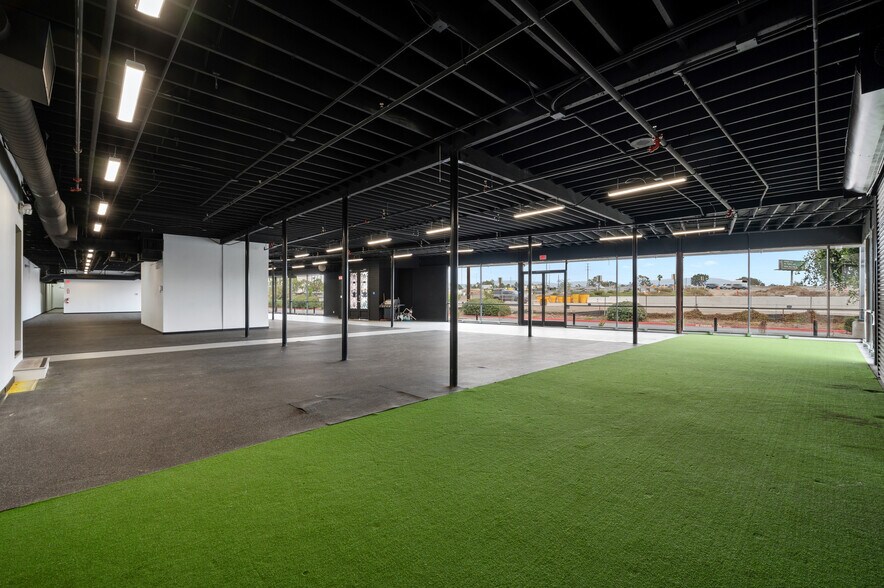 More Photos Of 800 E Dyer Rd, Santa Ana Showroom For Lease