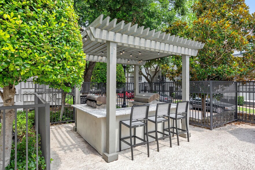 More Photos Of 7927 Forest Ln, Dallas Apartments For Lease