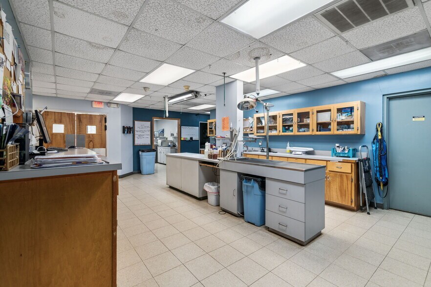 More Photos Of 3431 Waterlick Rd, Lynchburg Veterinarian Kennel For Sale