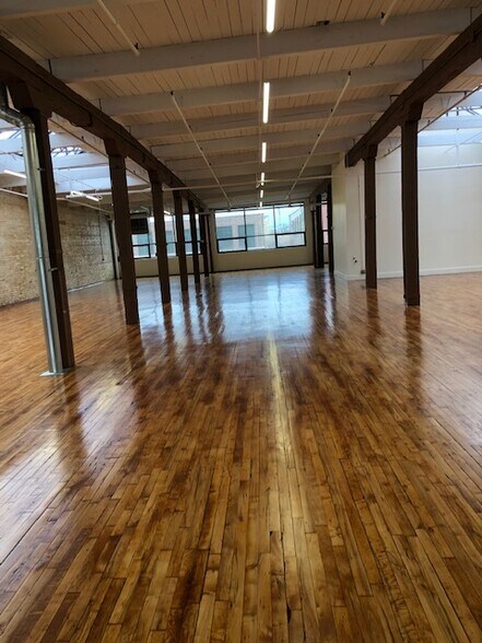 More Photos Of 1631-1639 W Carroll Ave, Chicago Light Distribution For Sale