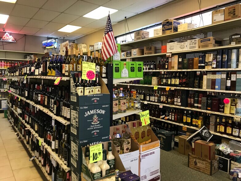 More Photos Of 529 Iris Dr, Sterling General Retail For Sale