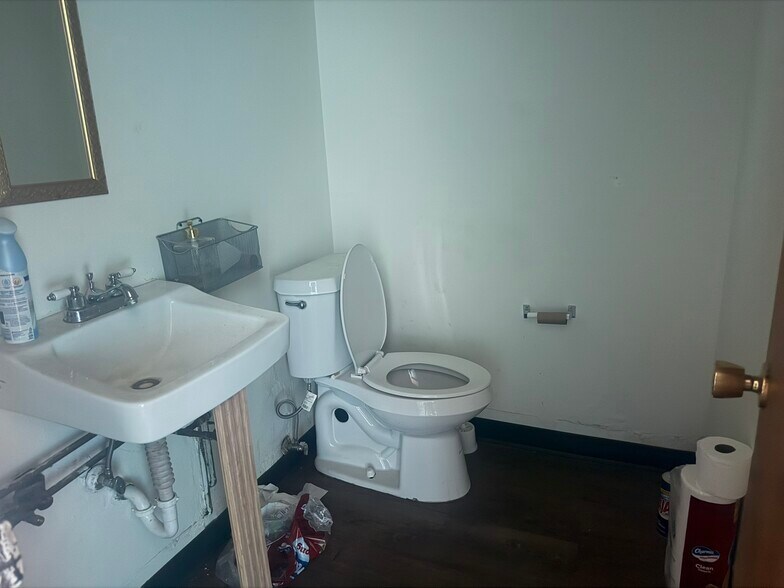 More Photos Of 2715 S Colorado Blvd, Denver Unknown For Lease
