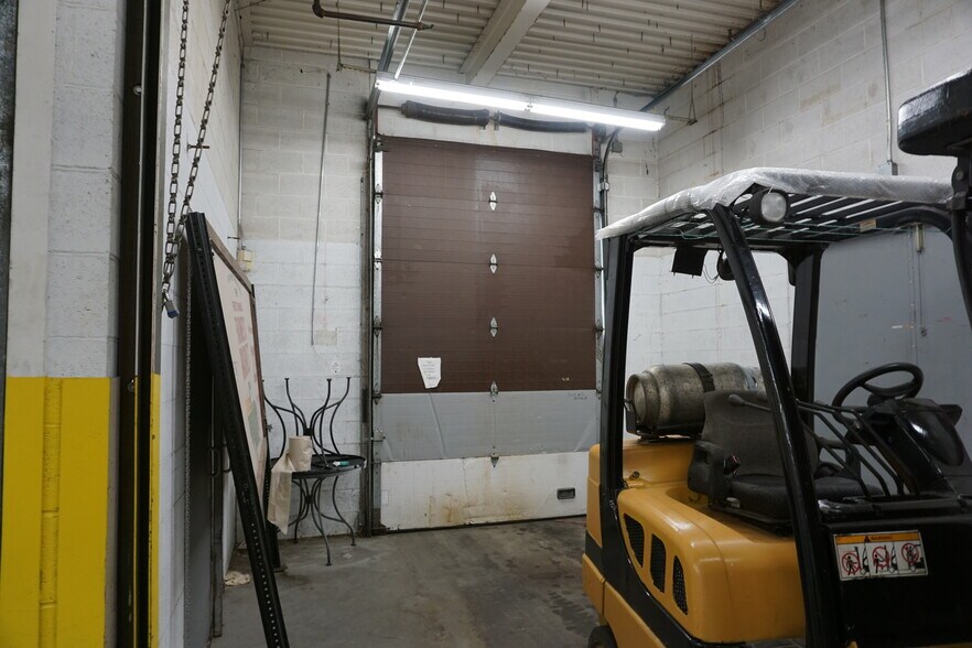More Photos Of 93 W Campbell Rd, Rotterdam Freestanding For Sale