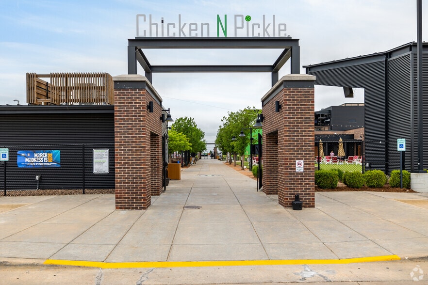 More Photos Of 1240 N Greenwich Rd, Wichita Restaurant For Sale