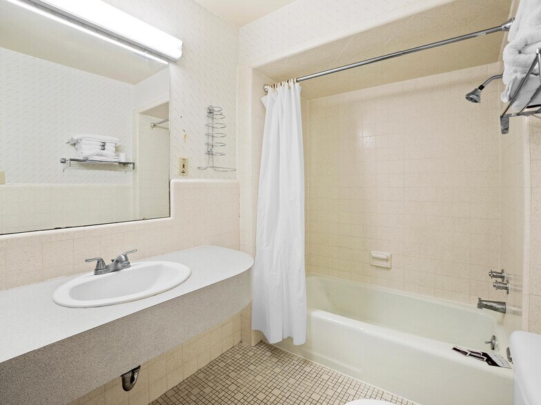 More Photos Of 145 S Main St, Richfield Hotel For Sale