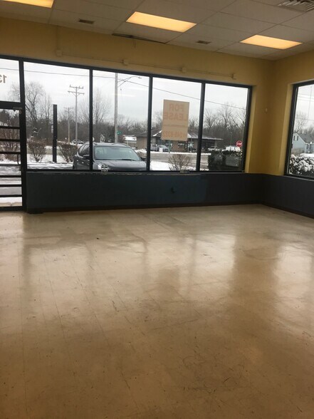More Photos Of 1340-1360 N Green Bay Rd, Waukegan General Retail For Sale