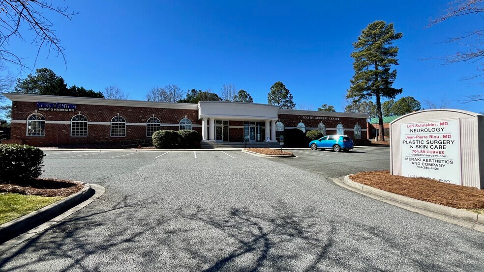More Photos Of 19615 Liverpool Pky, Cornelius Medical For Lease