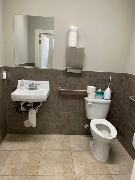 More Photos Of 3100 Scott Dr, Austin Light Distribution For Lease