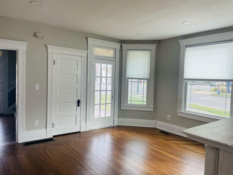 More Photos Of 850 E Main St, Lancaster Storefront Retail Residential For Sale