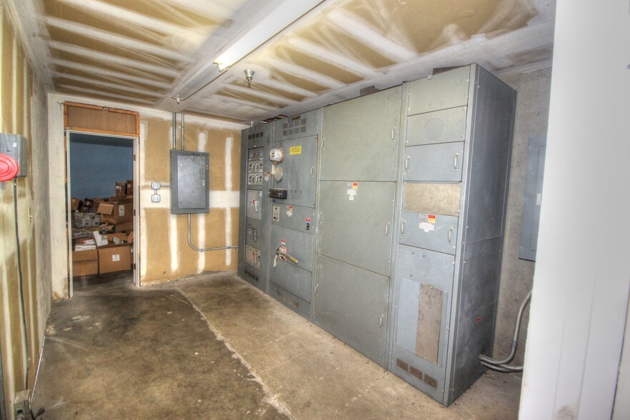 More Photos Of 601 S Dupont Ave, Ontario Warehouse For Sale