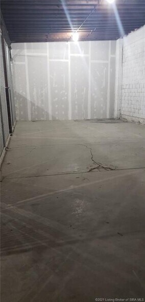 More Photos Of 617 Walnut St, Jeffersonville Flex For Lease