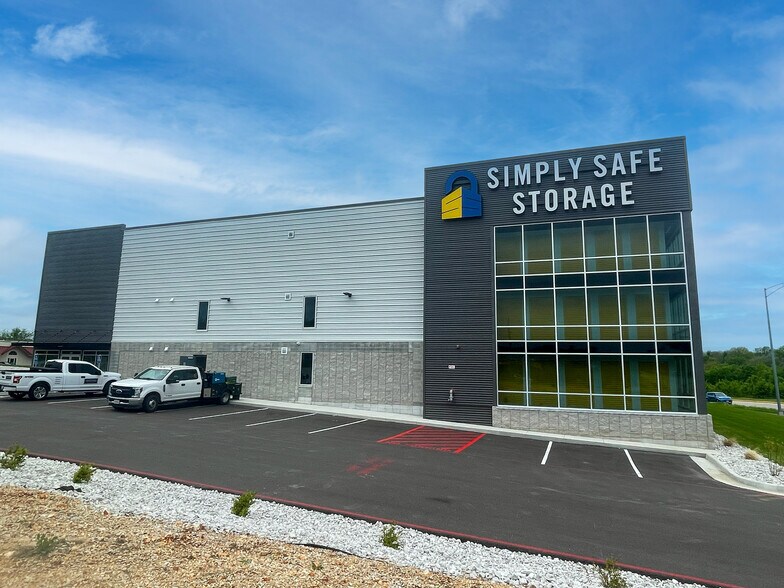 More Photos Of 543 West Old Weaver, Springfield Self Storage For Sale