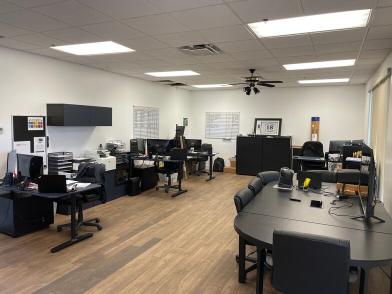 More Photos Of 6600-6626 Kingspointe Pky, Orlando Distribution For Lease