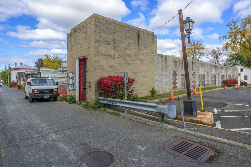 More Photos Of 517-519 Columbia St, Hudson Showroom For Sale