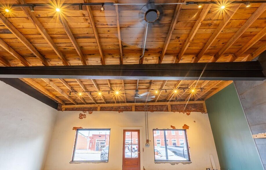 More Photos Of 110 E Market St, Chatsworth Flex For Sale