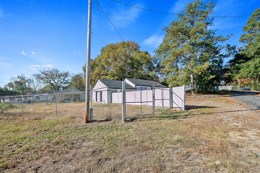 More Photos Of 1500 Gillespie St, Fayetteville Office For Sale