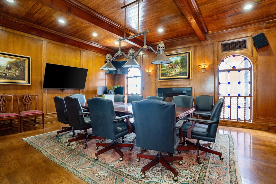 More Photos Of 8752 Holloway Dr, West Hollywood Loft Creative Space For Lease