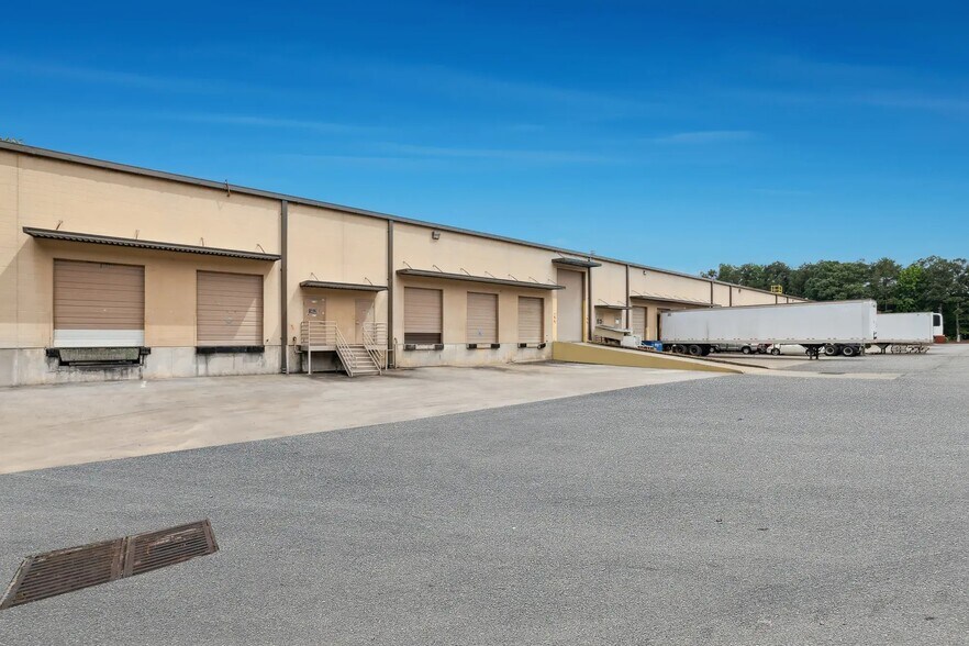 More Photos Of 1665 Lakes Pky, Lawrenceville Distribution For Lease