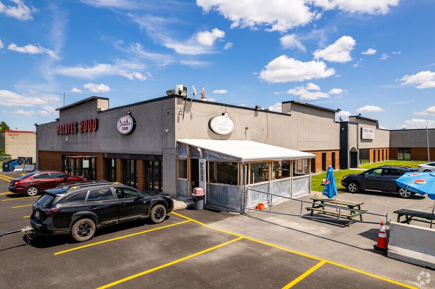 More Photos Of 2597-2635 Boul Le Corbusier, Laval Distribution For Lease