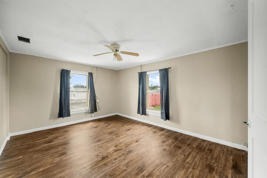 More Photos Of 2900 E 5th St, Panama City Restaurant For Sale