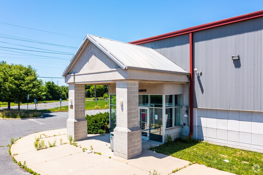 More Photos Of 302 Commerce Square Blvd, Burlington Warehouse For Lease