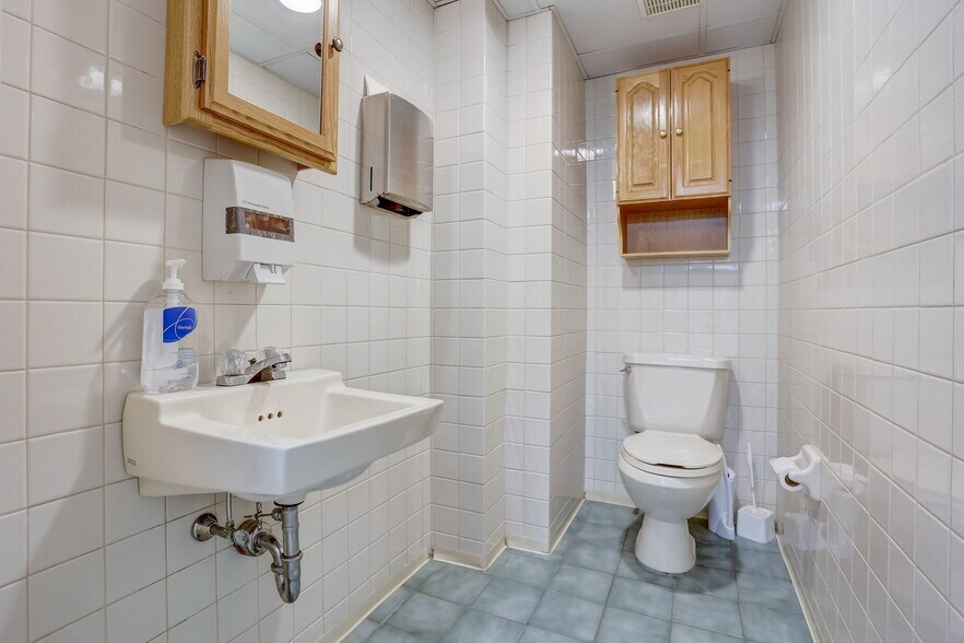 More Photos Of 329 Otter St, Bristol Flex For Lease