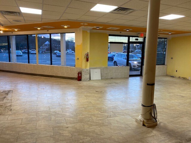 More Photos Of 323 Main St, Saugus Storefront For Lease