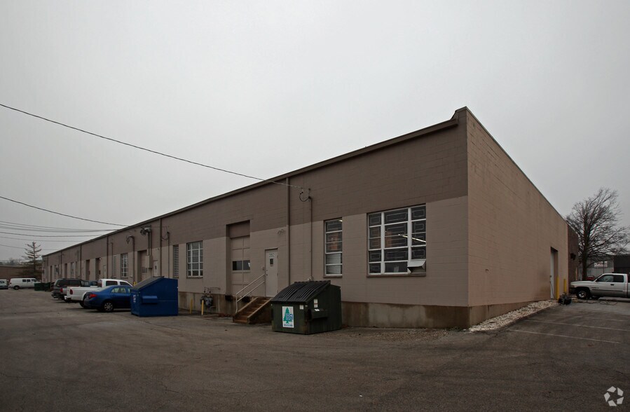 More Photos Of 2022-2052 Congressional Dr, Maryland Heights Manufacturing For Lease