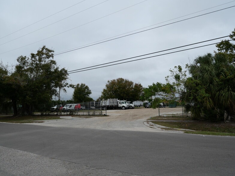 More Photos Of 5104-5108 W Hanna Ave, Tampa Warehouse For Lease
