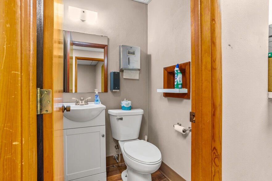 More Photos Of 105 Sycamore St, Medway Medical For Sale