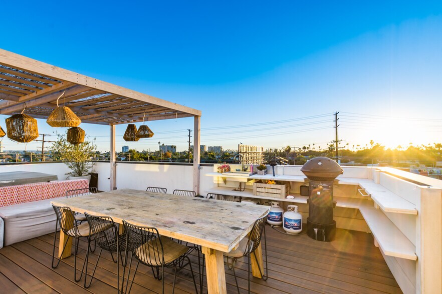 More Photos Of 2478 Penmar Ave, Venice Dormitory For Sale