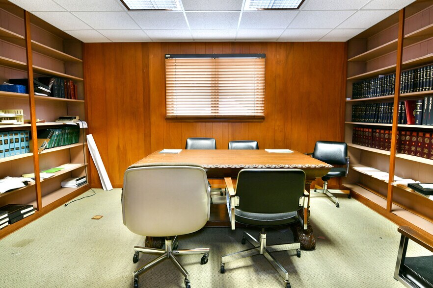 More Photos Of 696 Valley View Dr, Brookfield Office For Sale