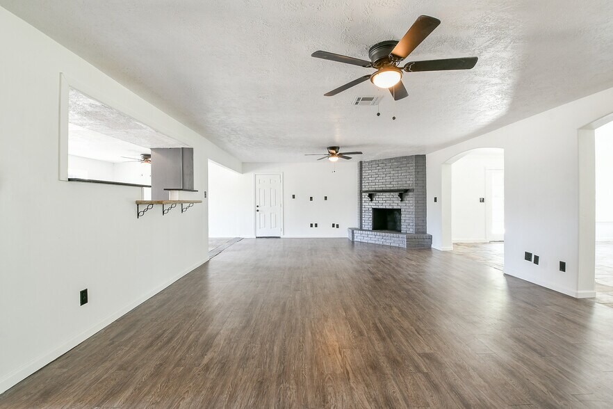 More Photos Of 33303 TX-249, Pinehurst Warehouse For Sale