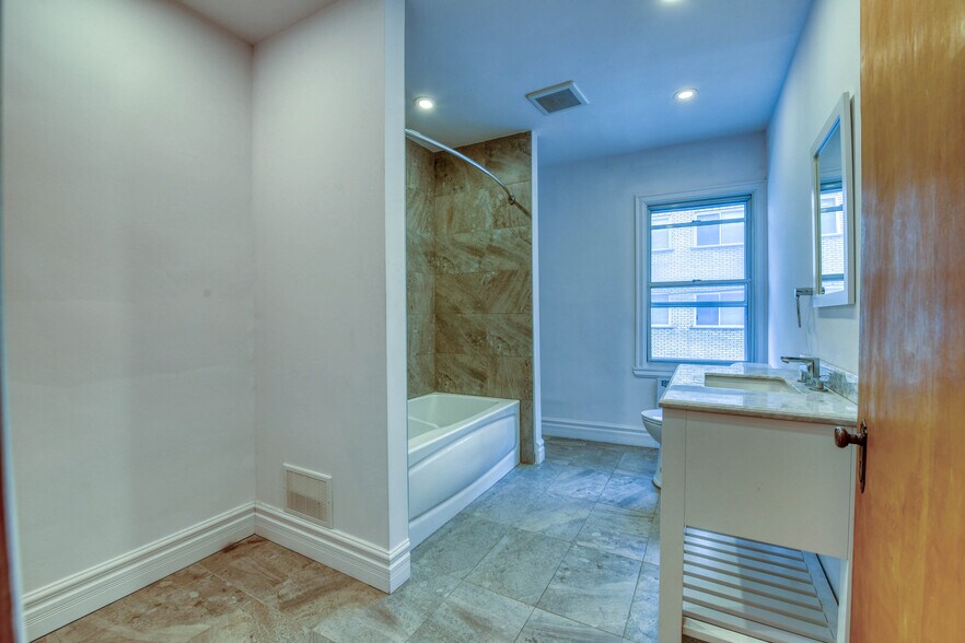 More Photos Of 2710 Rue Sherbrooke E, Montréal Apartments For Sale