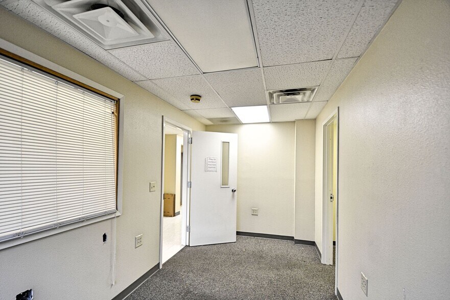 More Photos Of 109-111 N River St, Seguin Office For Sale