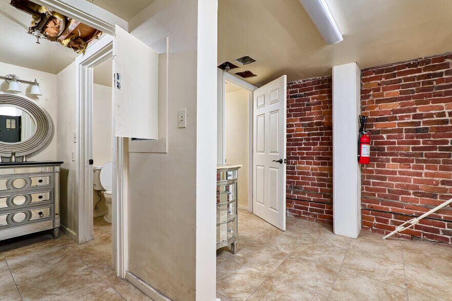 More Photos Of 910 2nd St, Sacramento Bar For Sale