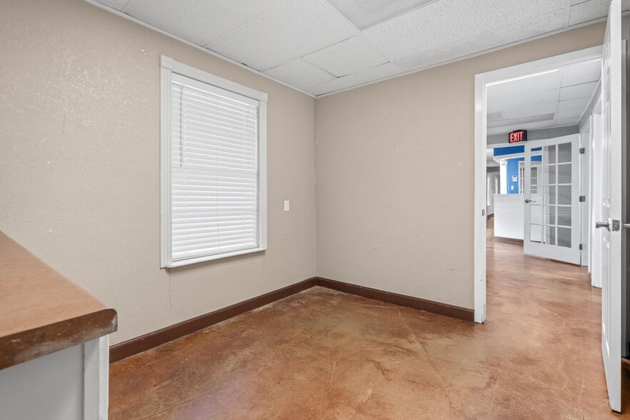 More Photos Of 5620 Rowlett Rd, Rowlett Veterinarian Kennel For Sale