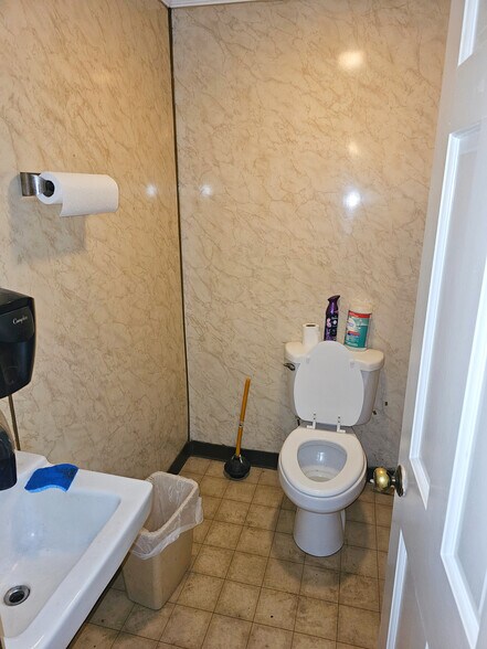 More Photos Of 6 N Roosevelt St, York Restaurant For Sale