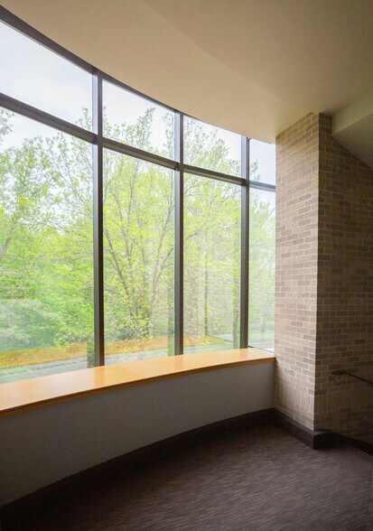 More Photos Of 1 Oak Ridge Dr, Chaska Hotel For Lease