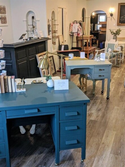 More Photos Of 431-433 Brock Av, Burlington Storefront Retail Residential For Lease