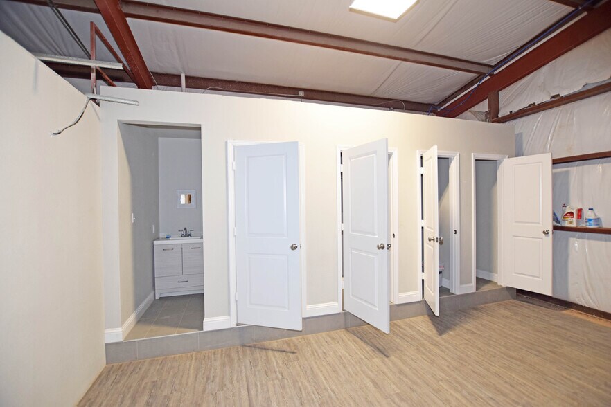 More Photos Of 10503 W County Rd 72, Midland Warehouse For Lease