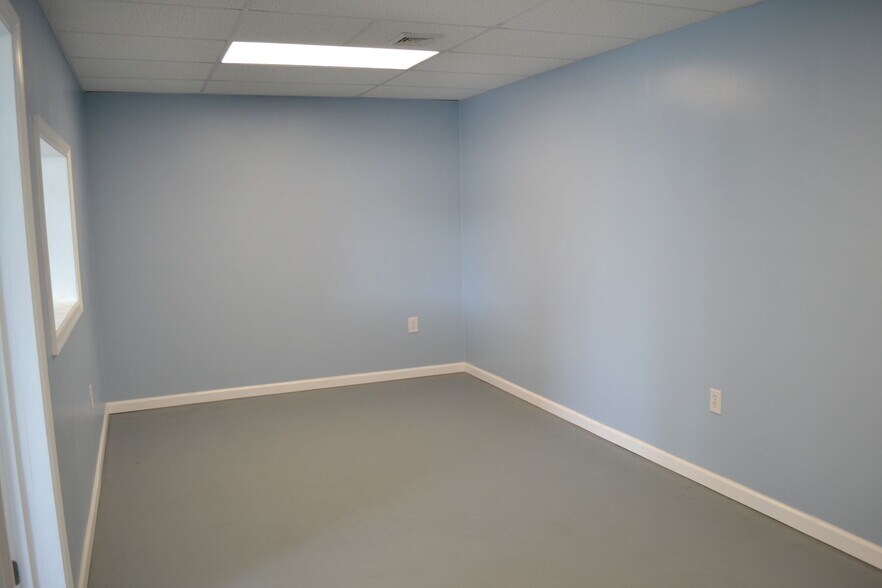 More Photos Of 5947 Jefferson Ave, Newport News Service For Sale